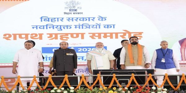 प्रधानमंत्री के साथ राज्यपाल बिहार, मुख्यमंत्री सम्राट चौधरी और दोनो उपमुख्यमंत्री शपथ ग्रहण समारोह के दौरान