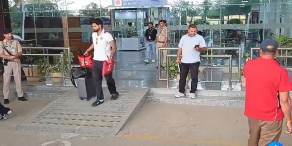 गगल एयरपोर्ट पर पंहुचे पंजाब किंग्स के कप्तान श्रेयस अय्यर।
