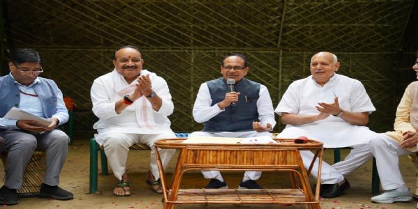 लखनऊ में फल निर्यात सम्मेलन को संबोधित करते शिवराज सिंह चौहान