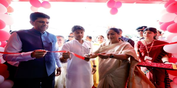 नेहरू प्लेस में  गुरुवा को केंद्रीय संचार मंत्री ज्योतिरादित्य सिंधिया और दिल्ली की मुख्यमंत्री रेखा गुप्ता डाकघर का उद्घाटन करते हुए