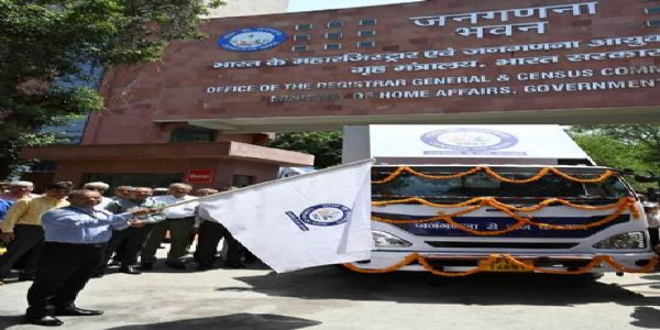 महारजिस्ट्रार एवं जनगणना आयुक्त मृत्युंजय कुमार नारायण गुरुवार को जनगणना भवन से छह एलईडी मोबाइल वैन को हरी झंडी दिखाकर रवाना करते हुए