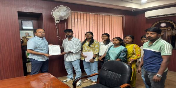 जनजातीय भाषा विभागों में शिक्षक पद सृजन की मांग, कुलपति को सौंपा ज्ञापन