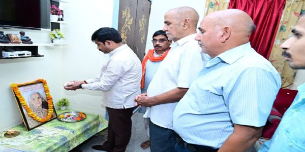 मंत्री नन्दी ने नैनी में शोक संतप्त परिवारों से की मुलाकात, बंधाया ढांढस