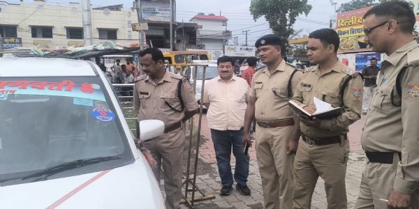 टैक्सी स्टैंड पर कार में मिला चालक का शव