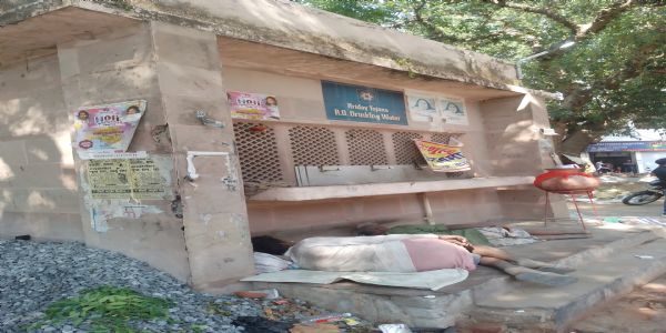 वाराणसी में मात्र कलाकृति बनकर रह गई हृदय योजना के अंतर्गत बनी जनता प्याऊ की बिल्डिंग