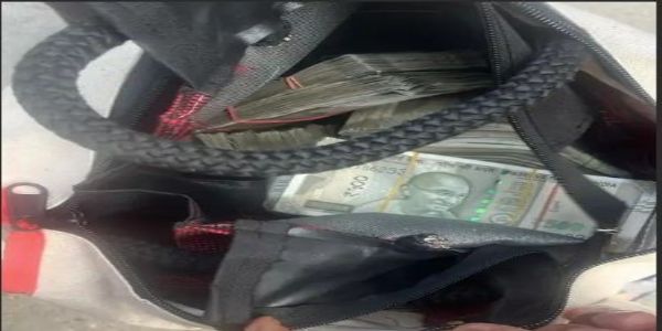 ईडी के छापे से घबराए कारोबारी ने नोटों से भरा बैग नौंवी मंजिल से फेंका