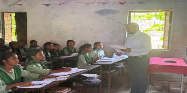 हाई स्कूल डिमरा पहुंचे डीसी, लापरवाही पर 09 शिक्षकों का रोका वेतन