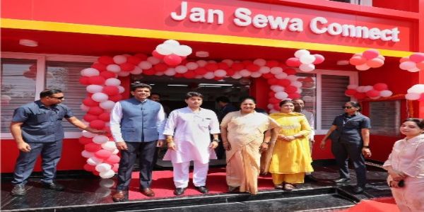 नेहरू प्लेस में आधुनिक डाकघर का लोकार्पण करते केंद्रीय संचार मंत्री ज्योतिरादित्य सिंधिया, दिल्ली की मुख्यमंत्री रेखा गुप्ता और केंद्रीय राज्य मंत्री डॉ. चन्द्रशेखर पेम्मासानी।
