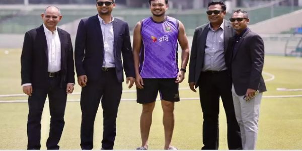 बांग्लादेशी तेज गेंदबाज तस्कीन अहमद (बीच में)
