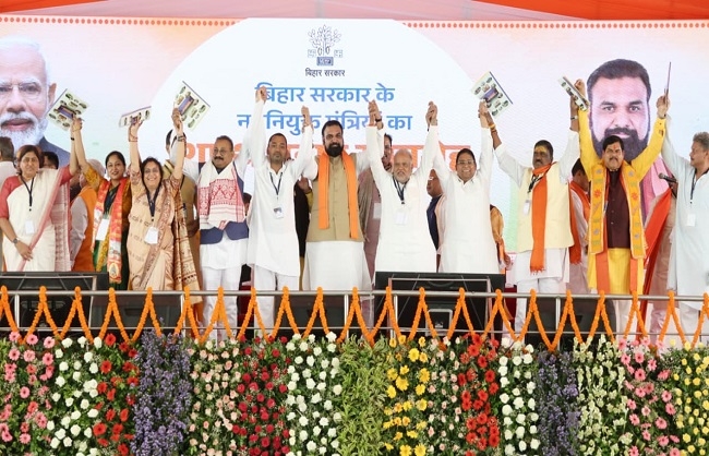 मंत्री पद की शपथ लेने के बाद मुख्यमंत्री के साथ मंत्री गण