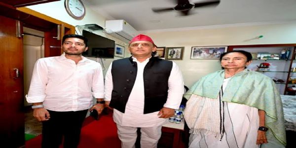 कोलकाता में ममता और अभिषेक बनर्जी से मिले समाजवादी पार्टी के मुखिया अखिलेश यादव