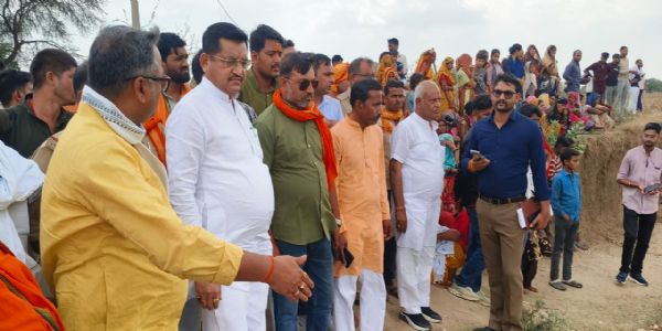 फोटो-घटनास्थल का निरीक्षण करते प्रभारी मंत्री, व अन्य