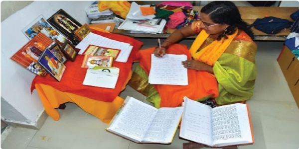 वडोदरा की शिक्षिका ने हाथ से लिखी 2000 पन्नों की रामायण,