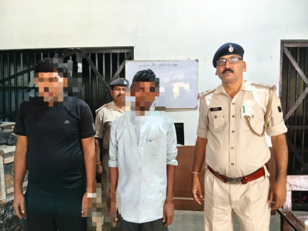 फोटो: गिरफ्तार युवकों के साथ पुलिस फोटो: गिरफ्तार युवकों के साथ पुलिस