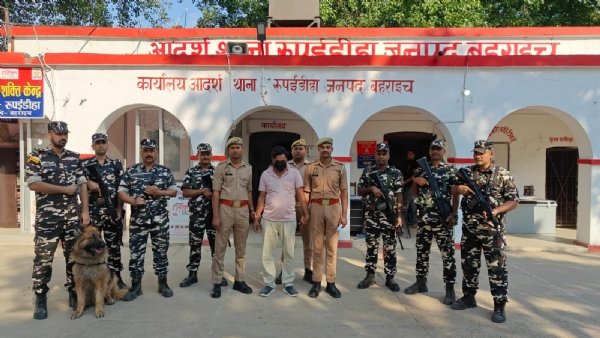 पुलिस गिरफ्त में तस्कर पुलिस गिरफ्त में तस्कर
