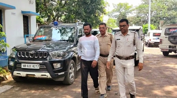 आरोपी को लेकर जाती पुलिस आरोपी को लेकर जाती पुलिस