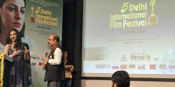 अभिनेत्री ऋतुपर्णा सेनगुप्ता के साथ अन्य लोग मौजूद।