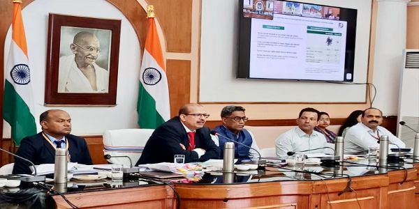 केंद्र सरकार के कैबिनेट सचिवालय के विशेष सचिव, केके पाठक एवं बिहार के मुख्य सचिव, प्रत्यय अमृत  उच्चस्तरीय समीक्षा बैठक के दौरान