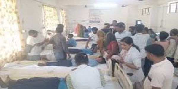 सहरसा मिड- डे मील खाने के बाद बच्चों का स्थानीय पीएचसी में इलाज की फोटो