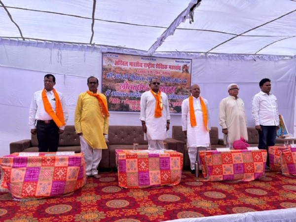 चित्तौड़गढ़ में आयोजित राजस्थान शिक्षक संघ राष्ट्रीय के कार्यक्रम में मंचासिन अतिथि।