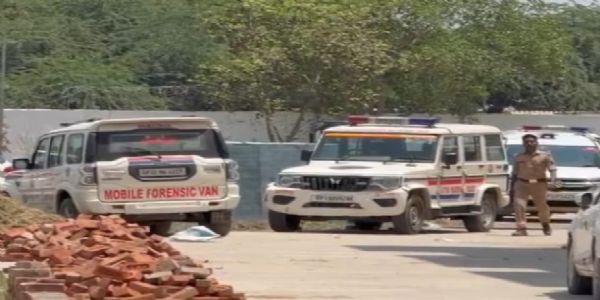 नोएडा में सिर कूचकर दो मालियों की हत्या, निर्माणाधीन हॉस्टल में मिले शव