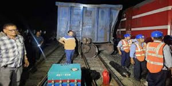 मंदसौर के दलौदा में गति परीक्षण के दौरान मालगाड़ी हुई बेपटरी, ट्रायल इंजन से टक्कर