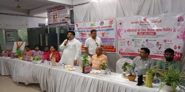 विश्व रेडक्रॉस दिवस पर जिला अस्पताल में लगा विशाल रक्तदान शिविर