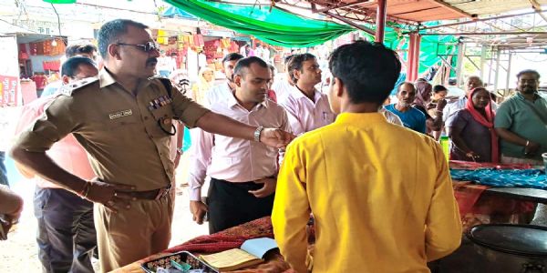 चंडी देवी मंदिर पहुंचे डीएम-एसएसपी, सुरक्षा व्यवस्थाओं का लिया जायजा