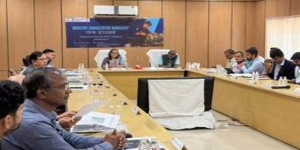 एनएसटीआई कानपुर में केंद्र सरकार की बैठक के दौरान एयरोनॉटिक्स उत्कृष्टता केंद्र की स्थापना और पीएम‑सेतु योजना पर चर्चा करते अधिकारी और उद्योग प्रतिनिधि।