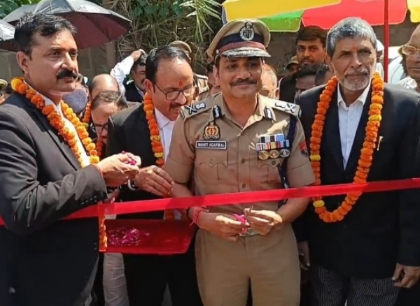 मल्टीलेवल पार्किंग का उद्घाटन करते पुलिस कमिश्नर