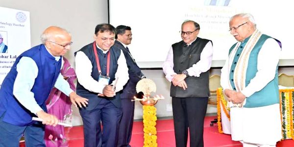 समारोह का शुभारम्भ करते हुए