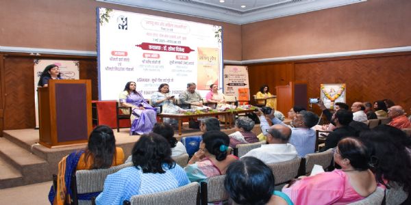 मुंबई स्थित नेहरु सेंटर वर्ली के  हॉल ऑफ हार्मनी में  गुरुवार को शतायु संघ और महिला सहभागिता’ विषय पर सारगर्भित चर्चा को संबोधित करती लेखिका और समाजसेविका डॉ. शोभा विजेंद्र