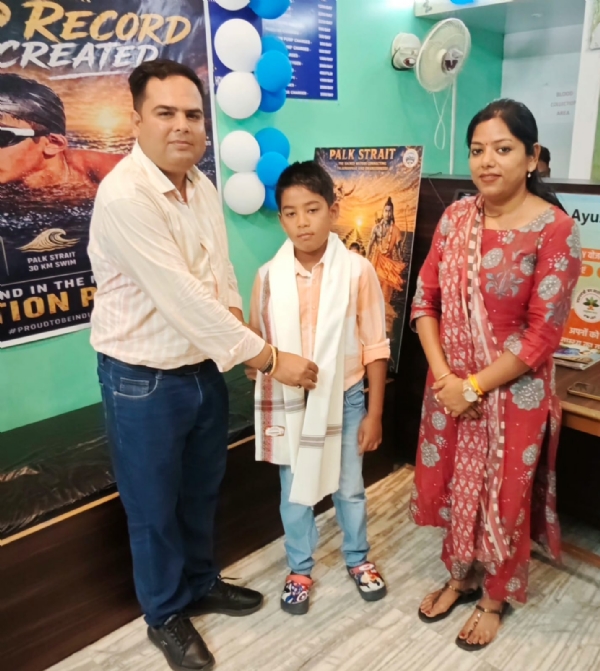 सम्मानित करते संस्था के निदेशक और इशांक सिंह सम्मानित करते संस्था के निदेशक और इशांक सिंह