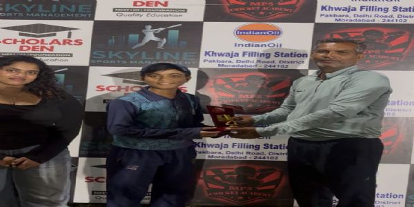 मैन ऑफ द मैच का पुरस्कार लेती तीन विकेट लेने वाली ईशा