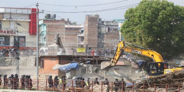 काठमांडू में अवैध निर्माण पर बुलडोजर चला कर अतिक्रमण हटाने का अभियान