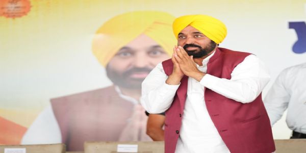 पंजाब के मुख्यमंत्री भगवंत मान संगरूर में पत्रकारों से बातचीत करते हुए
