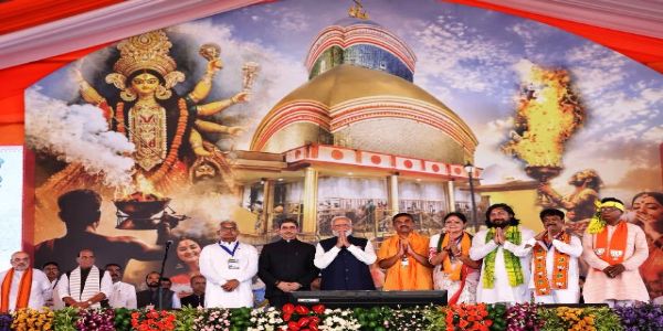 प्रधानमंत्री नरेन्द्र मोदी शनिवार को पश्चिम बंगाल में भाजपा सरकार के शपथ ग्रहण समारोह में