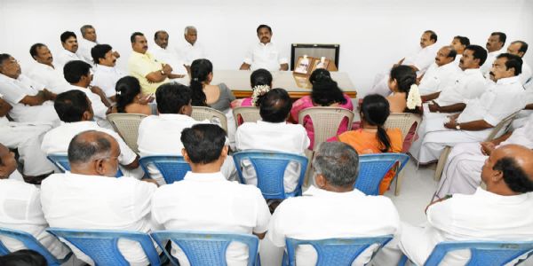 एडप्पादी पलानीस्वामी ने AIADMK विधायकों से बातचीत की