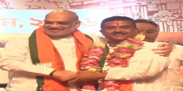 भाजपा विधायक दल की बैठक में नेता चुने जाने के बाद सुवेंदु अधिकारी को बधाई देते केंद्रीय गृह मंत्री अमित शाह