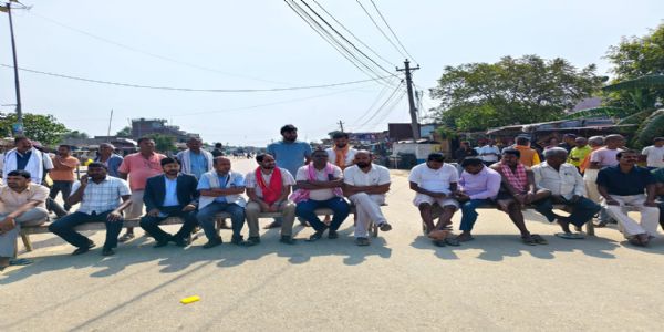 नेपाल के सिरहा जिले में राजमार्ग अवरुद्ध करते स्थानीय