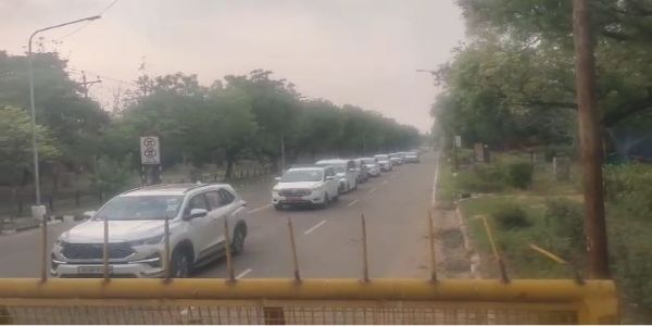 ईडी की टीमें पंजाब के मंत्री काे गिरफ्तार कर लेजाती हुई