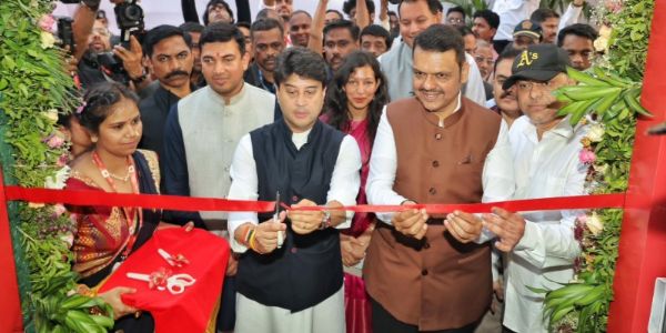 वा कनेक्ट’ योजना के तहत नवीनीकृत अंधेरी आरएस पोस्ट ऑफिस का उद्घाटन करते केंद्रीय मंत्री ज्योतिरादित्य सिंधिया और मुख्यमंत्री देवेंद्र फडणवीस।