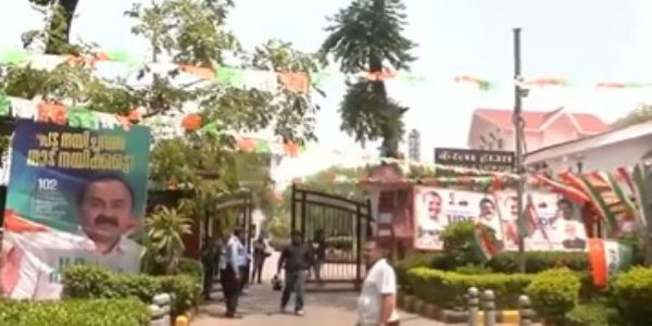 कांग्रेस अध्यक्ष मल्लिकार्जुन खरगे के घर के बाहर मौजूद नेतागण।