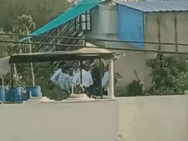 गिरिबाला सिंह के घर सीन रीक्रिएट की तैयारी करती सीबीआई टीम गिरिबाला सिंह के घर सीन रीक्रिएट की तैयारी करती सीबीआई टीम