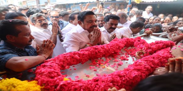 एडप्पादी पलानीस्वामी ने दी श्रद्धांजलि