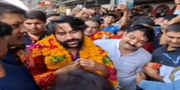 पत्रकारों से वार्ता करते पंडित धीरेन्द्र कृष्ण शास्त्री पत्रकारों से वार्ता करते पंडित धीरेन्द्र कृष्ण शास्त्री