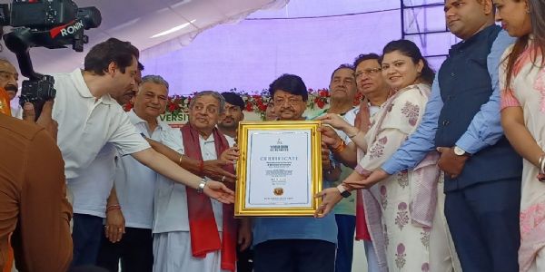 इंदौर में सामूहिक योग के विश्व रिकॉर्ड का प्रमाण पत्र सौंपते हुए मंत्री विजयवर्गीय इंदौर में सामूहिक योग के विश्व रिकॉर्ड का प्रमाण पत्र सौंपते हुए मंत्री विजयवर्गीय