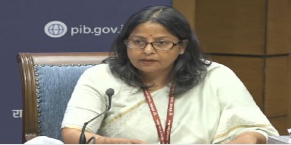 अंतर-मंत्रालयी प्रेसवार्ता को संबोधित करते पेट्रोलियम मंत्रालय की संयुक्त सचिव सुजाता शर्मा अंतर-मंत्रालयी प्रेसवार्ता को संबोधित करते पेट्रोलियम मंत्रालय की संयुक्त सचिव सुजाता शर्मा
