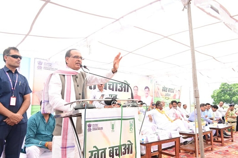 राष्ट्रव्यापी ‘खेत बचाओ अभियान’ के शुभारंभ कार्यक्रम को संबोधित करते हुए शिवराज सिंह राष्ट्रव्यापी ‘खेत बचाओ अभियान’ के शुभारंभ कार्यक्रम को संबोधित करते हुए शिवराज सिंह