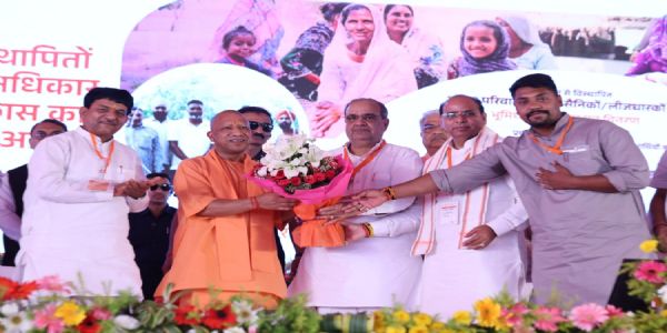 योगी जी का स्वागत करते हुए योगी जी का स्वागत करते हुए